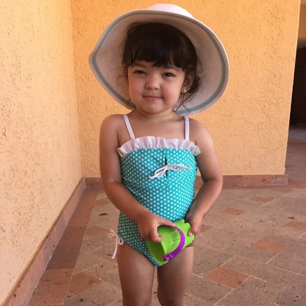 Swimsuit and sunhat